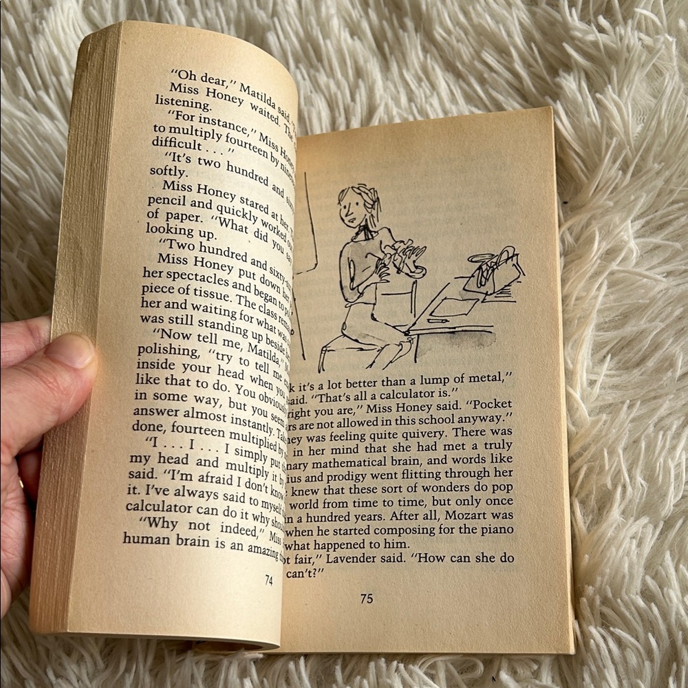 Matilda story by Roald Dahl - Yellow and Red - Picture 6 of 9